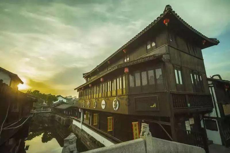 2摊贩疑因价格吵架,当街互扔草莓散落一地,路人:扔了10几分钟
